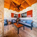 Villa Antea For 10 People Near Barban With Heated Pool 75 M2 - Wellness & Large Garden - Full Service *